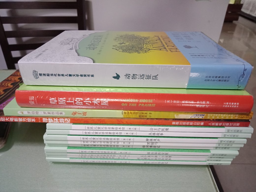 名家名作,文字好,插画漂亮,果麦出品,唯一缺点就是字小。优美的插画对于孩子联想及对书中故事情节的理解会更有帮助。神券在手,比收!