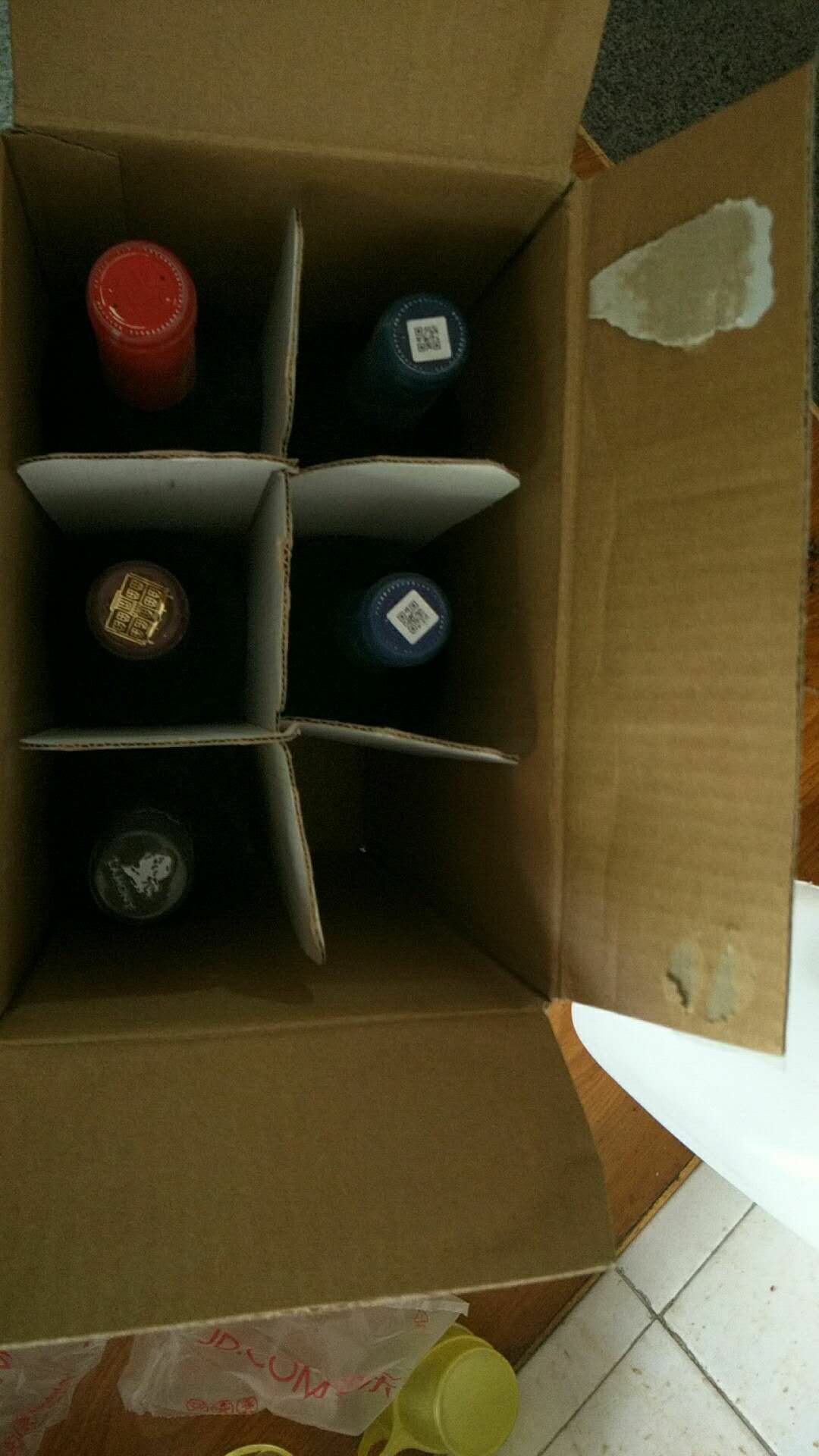 每样都买了一瓶啊感觉一下正好碰上类似的红酒节买了比较便宜,总共九工厂发了,600块钱吧,感觉还是挺值得,酒的,品质没什么问题,都是有的保障,其他的就看个人爱好了,要是有洋酒的话,还是不错了,有这次的洋酒的品牌要少一点,都是红酒了,白酒的价格总体来讲太贵了.