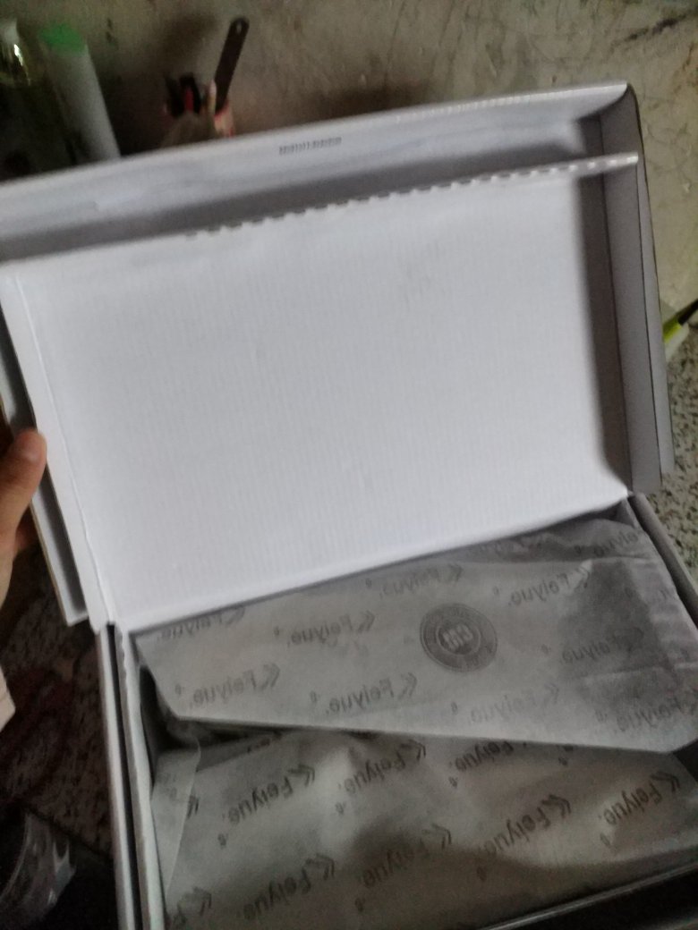 试了,大小正合适。鞋子包装很严实,三层纸盒包,鞋子质量也不错,物流也很快,之后穿着很好的话会继续支持的。