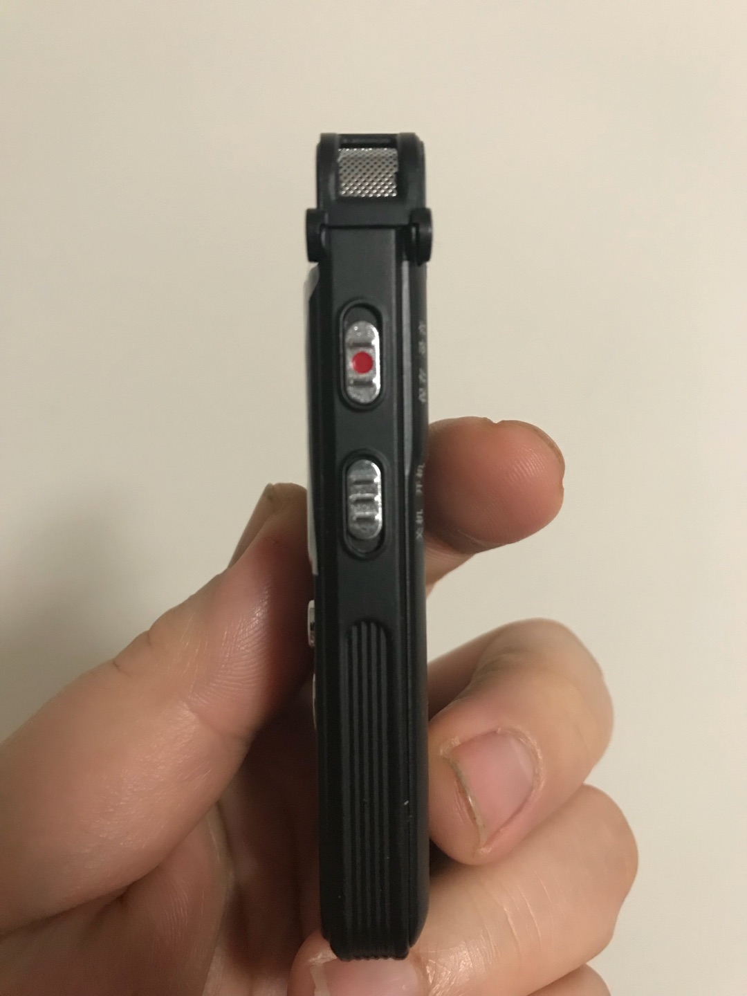 这个价钱买到这种已经无可挑剔了,录音有快捷键,录音效果不错,声音够大,功能齐全,带收音机,但是得插耳机,还能给收音机录音!这个价值了!