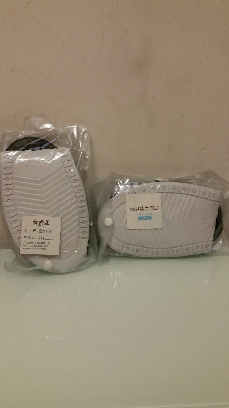 根据商家产品介绍里面的尺码选定了这款鞋套,大小正好。再下雨时就不怕湿鞋了。