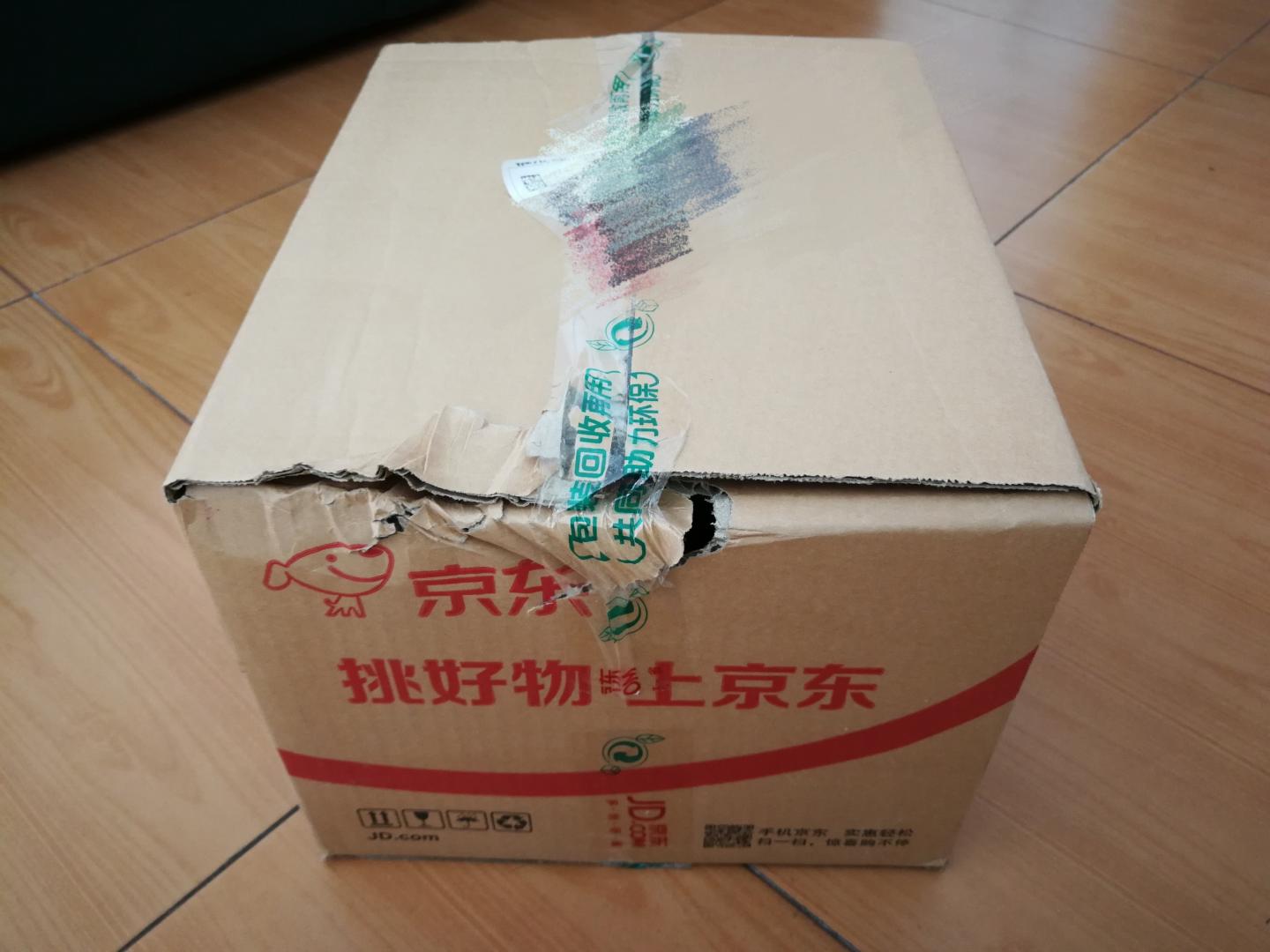 商品尚好。外包及购买的礼盒破损。选择一是认可的配送速度,二是认可的服务质量,这次外包装及礼品盒破损,不知何故??给我惊喜了!