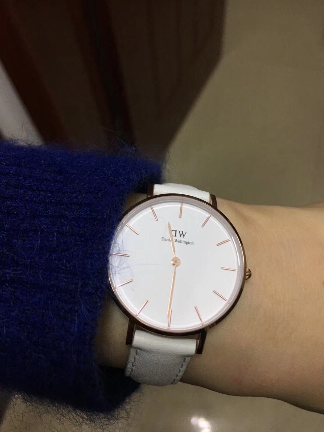 给老婆买的,她很喜欢,搭配衣服,很漂亮
