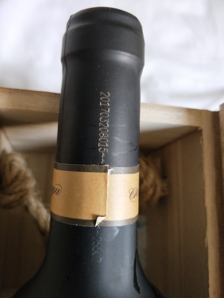 不记得原来喝过卡斯特酒庄的酒没有,这次特地买一箱试试!包装很好,2013年采撷的蛇龙珠葡萄,2017年装瓶出厂的。今天收货后就品鉴了一支,醒酒20分钟。酒体色泽饱满,醉人的玫红十分迷人,入口香气浓郁自然,口感饱满,有层次和厚度,甜酸度较低,涩度明显,总体感觉还过得去,售价不算低。比起爱斐堡同级赤霞珠酒来说,我还是更推崇后者!
