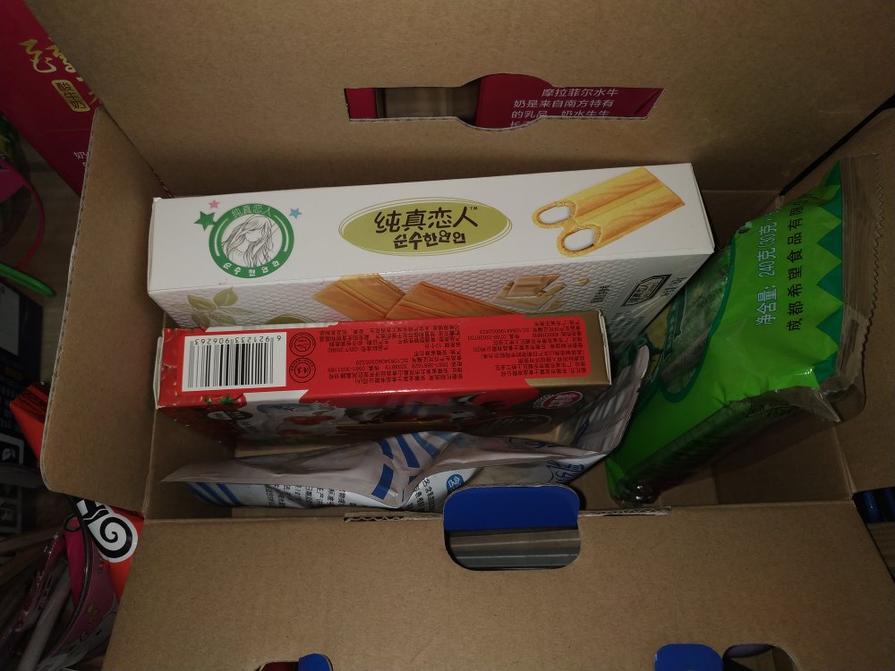 买一堆吃的给女儿带去春游了,这是剩下在家吃的。日期都是新的,我还没尝过呢,看着应该不错。