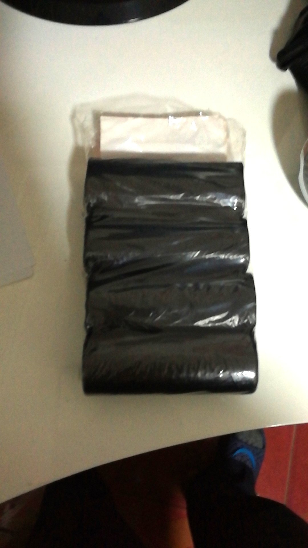虽然垃圾袋不值钱,但是买五个装的竟然只有四个。。。。不晓得是什么意思????