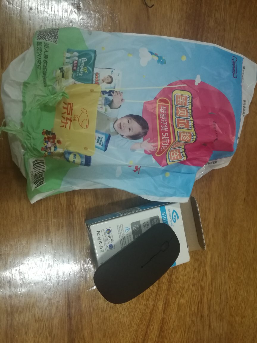 鼠标还不错,蓝牙连接快。就是鼠标太薄,使用时间长了有点累。说明书没有讲到怎么充电,蓝灯亮表示什么?