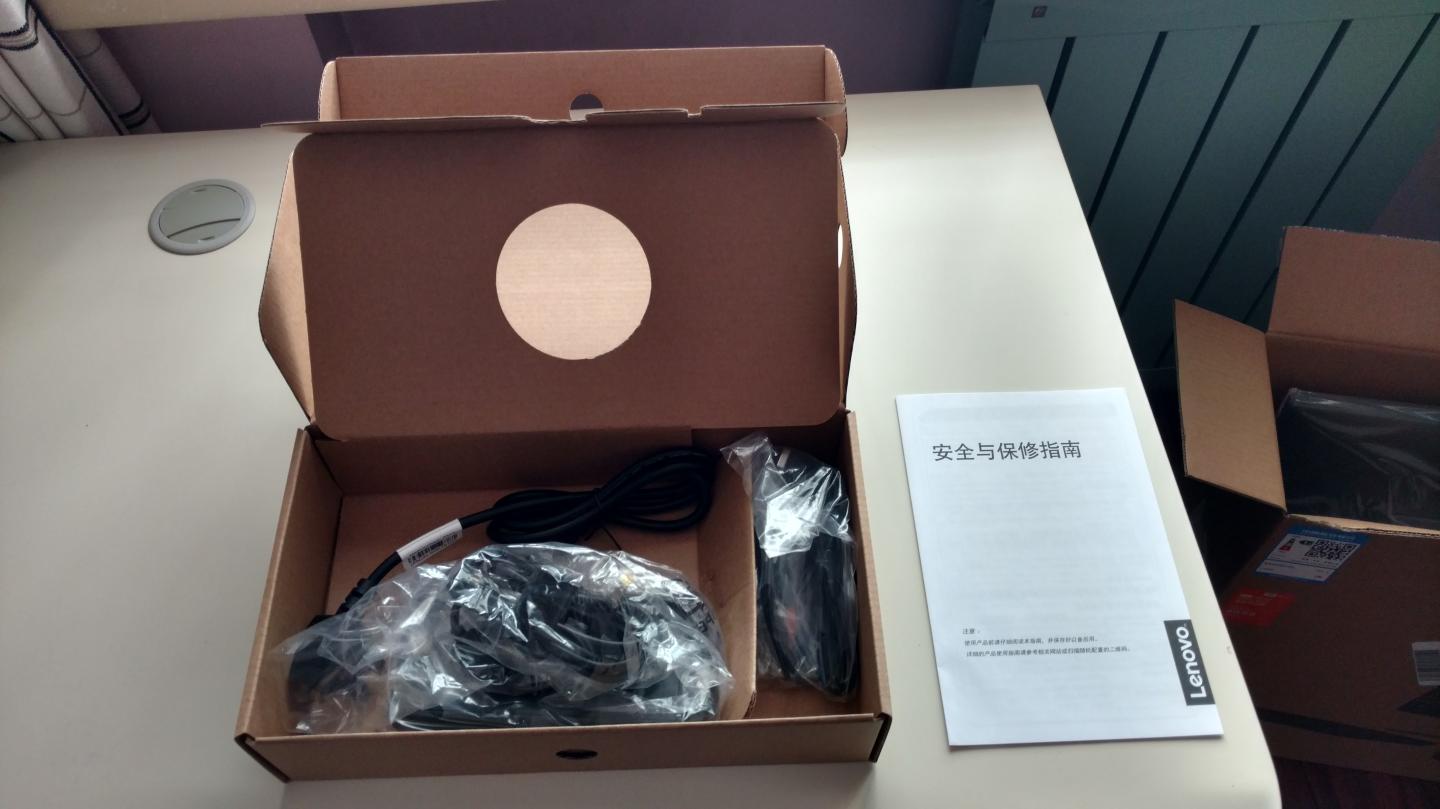 U盘口放在左手边,使用起来很方便。