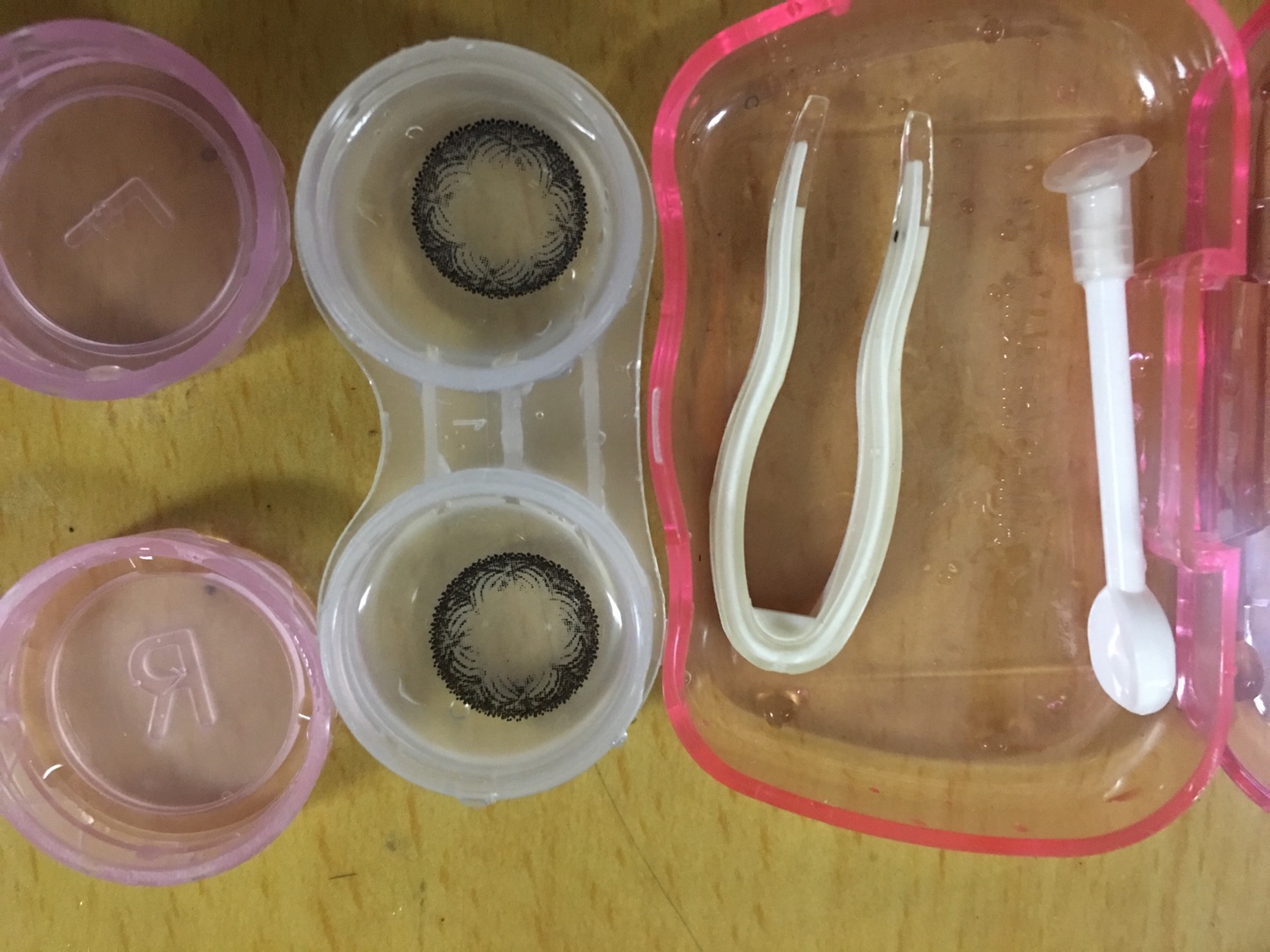 拆开还没有试戴,确实很薄啊,花色也漂亮,我要的灰色应该挺自然的,快递也很快啊隔天就收到了,先给个好评,试戴后来追评!