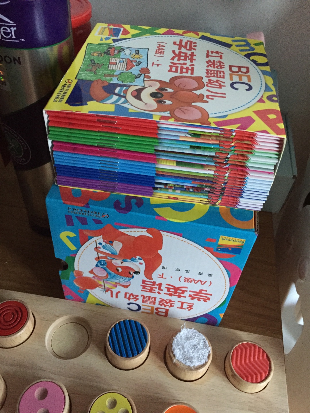 买这书一点一波三折。 下单后一直没货,等了大半个月显示终于采购完成。不过质量还是不错的,小孩很喜欢。也能配合乐悠悠点读笔使用。
