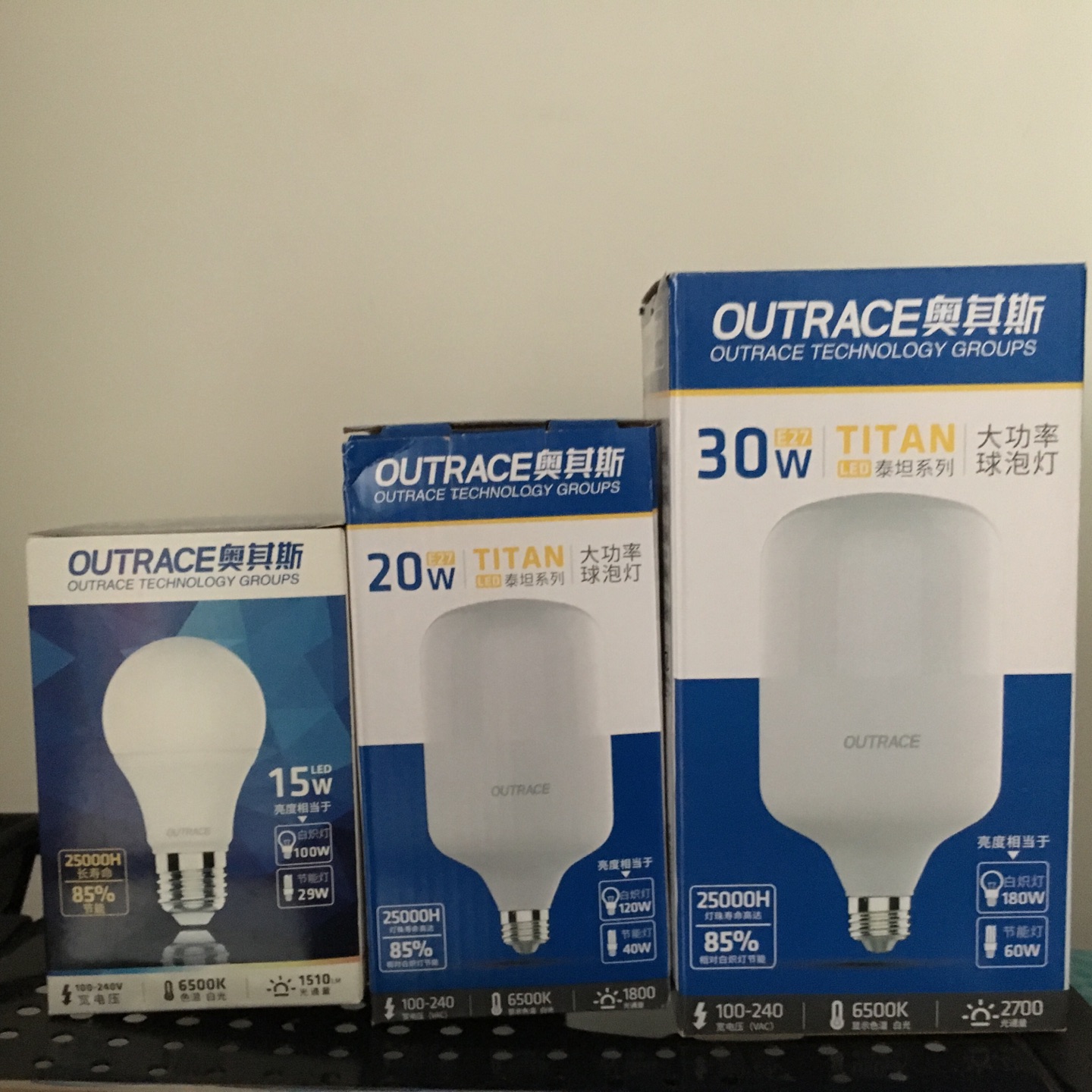 特点就是灯泡很大,也很亮,真是蓬荜生辉啊