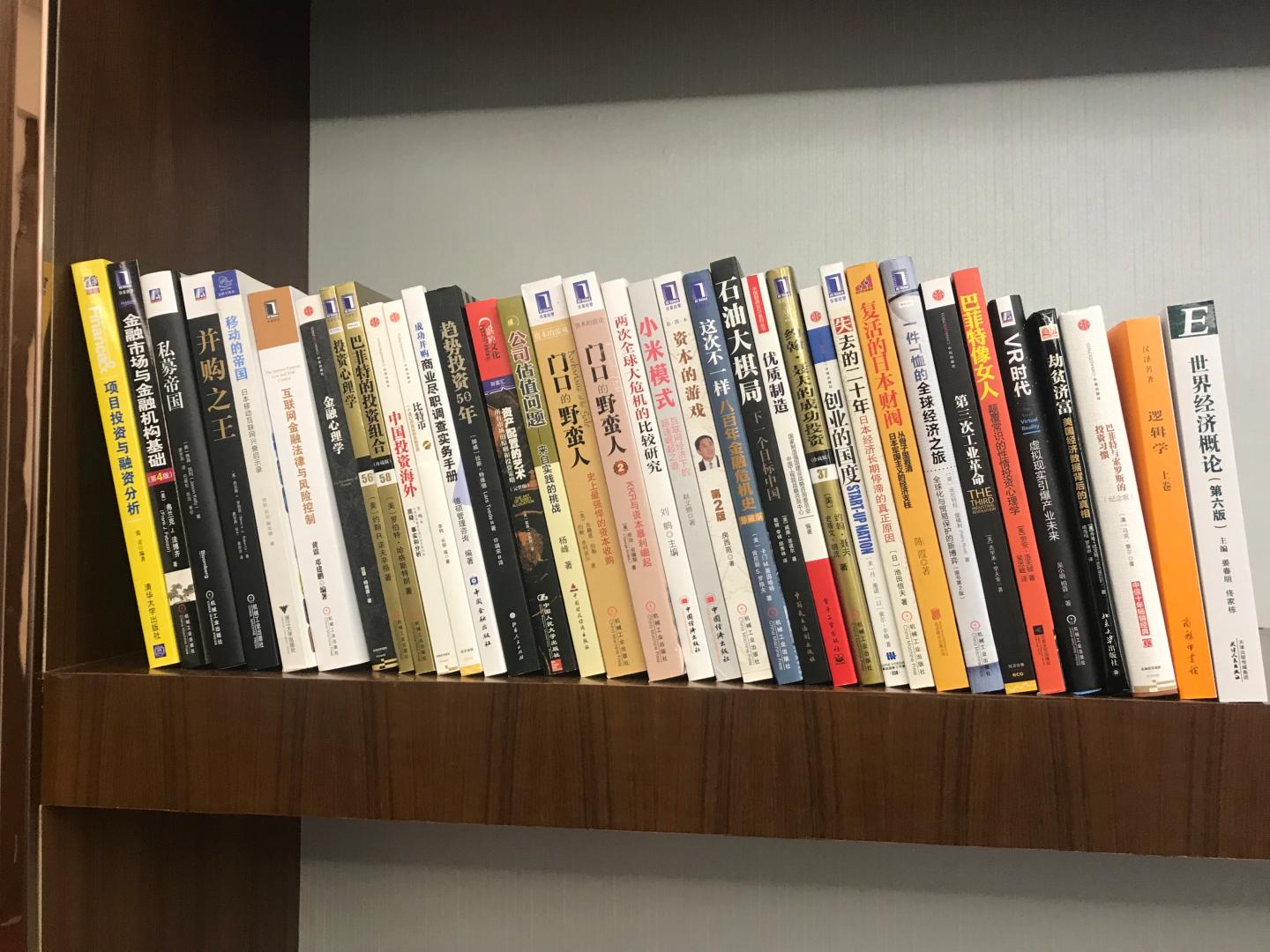 此次是大批量采购了三四百本的书籍,到货后发现质量都很不错,值得购买,价格也不贵,比实体书店的价格要便宜很多,先晒一下已经到货的书籍