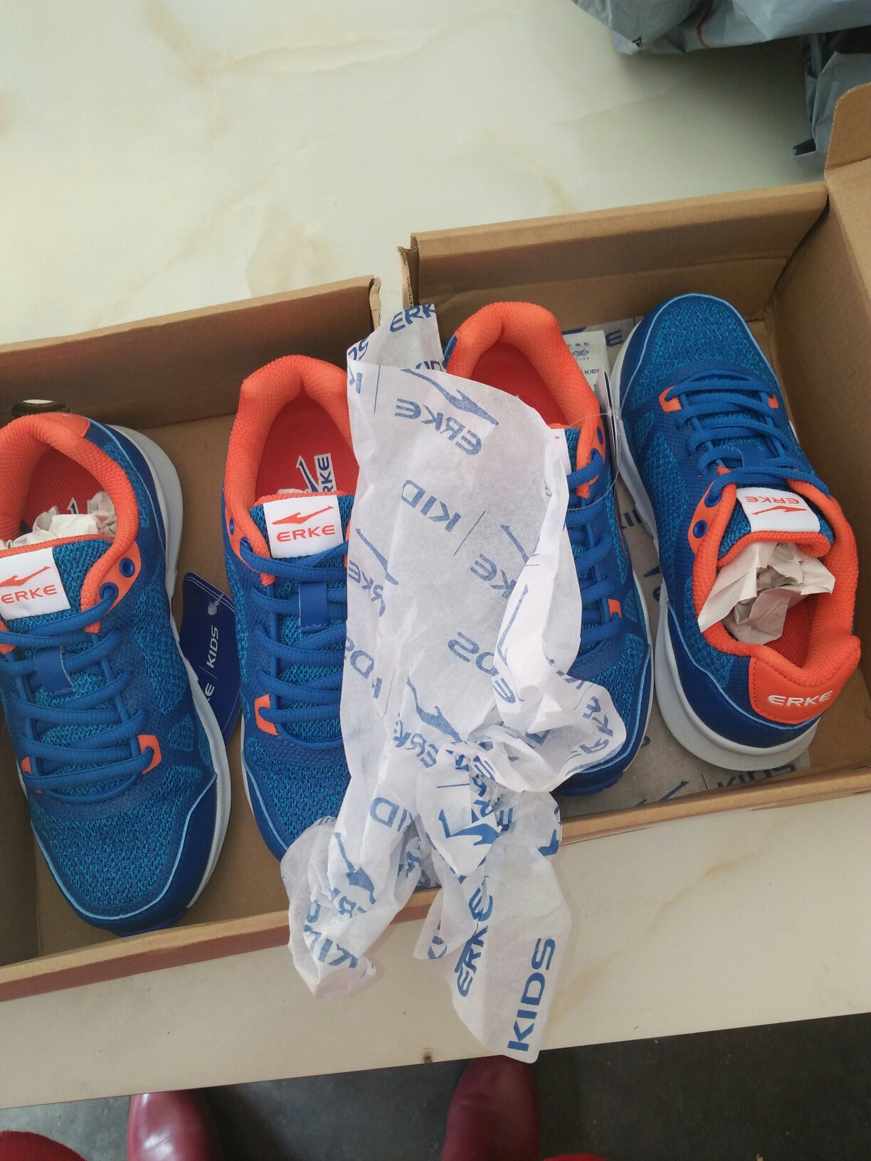 一次买两双,有一只鞋前面胶粘的有一点不好,本来以为自营商品更好,都差不多,送朋友小孩一双,连个手提袋都没有,也太节约了