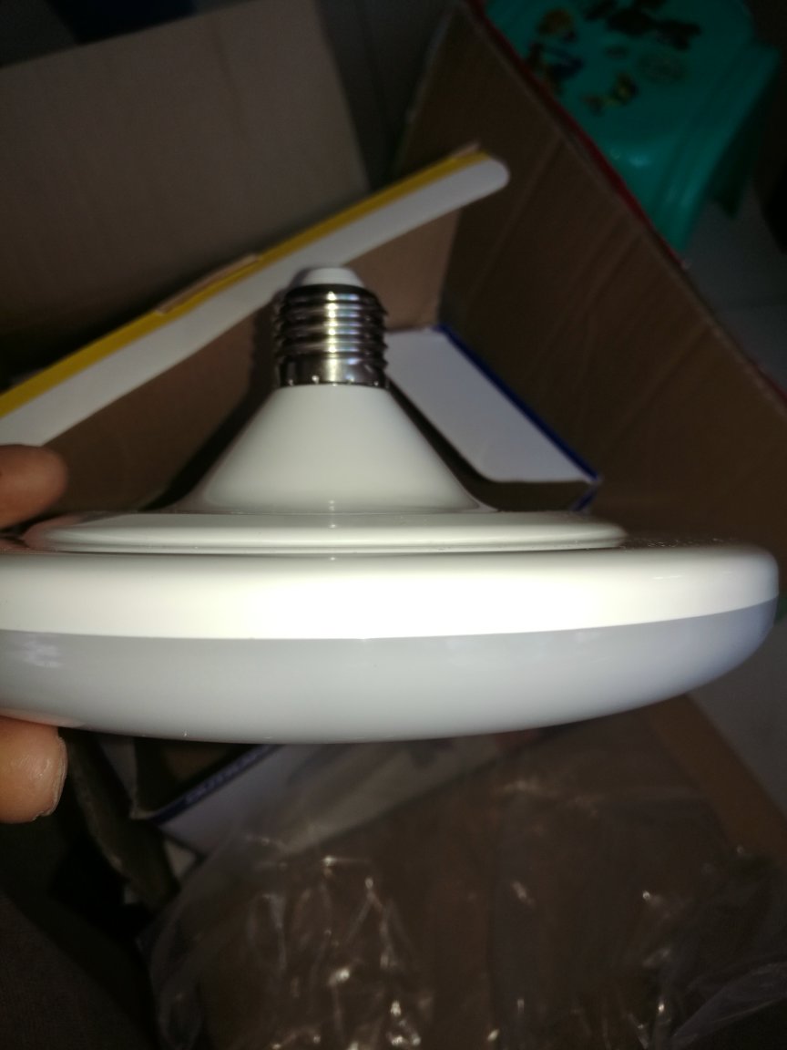 飞碟灯外形很漂亮,没用过这个牌子的灯泡,买来试一下,ED的技术这么成熟了应该耐用吧!