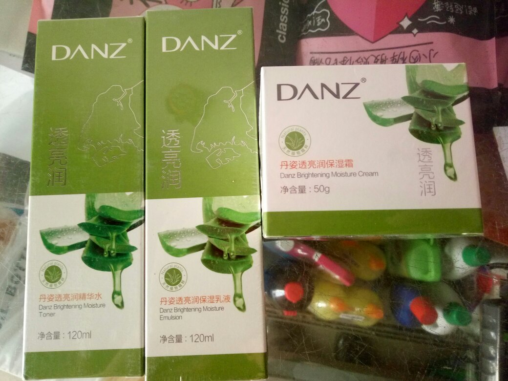 经常买这个牌子的化妆品,用着挺好的,特价买的,价格便宜。