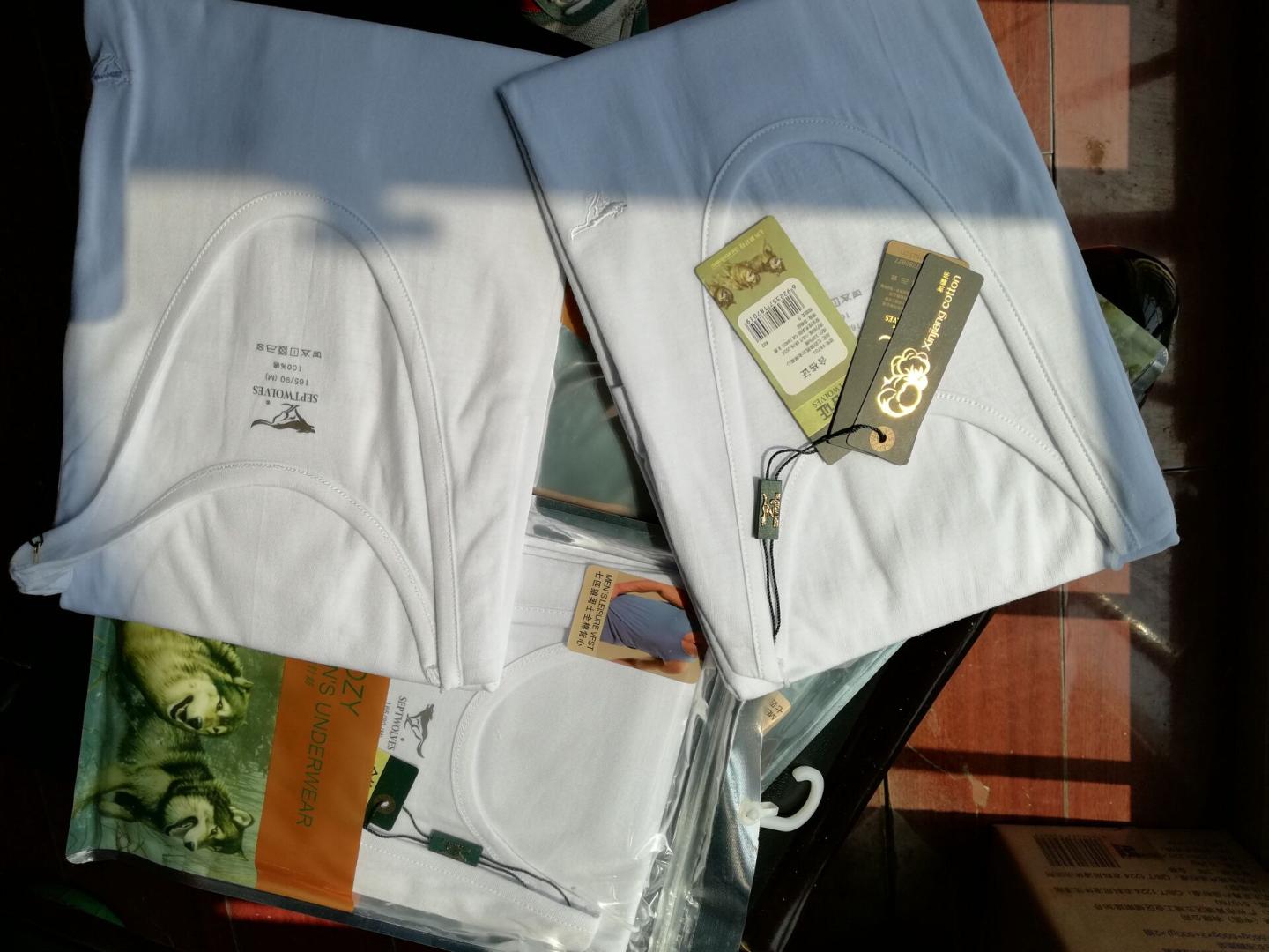 自营!物流给力!商品是正品!包装精美!选择网购!放放心心!日常所有东西!只要有自营!一定选择!纯棉的 面料挺舒服的 穿上也有型