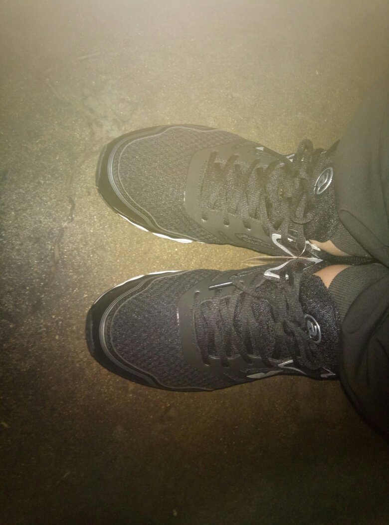 鞋子很好,很合适,我很喜欢。穿起来也很舒服。