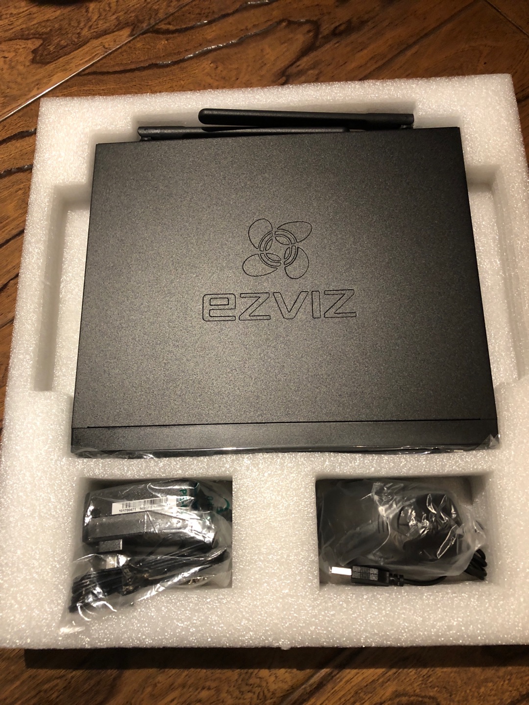 海康威视的产品还是很让人放心的,设计合理,注意细节,使用起来也很方便,这次先买了一些回来试用,下次还会回购的。