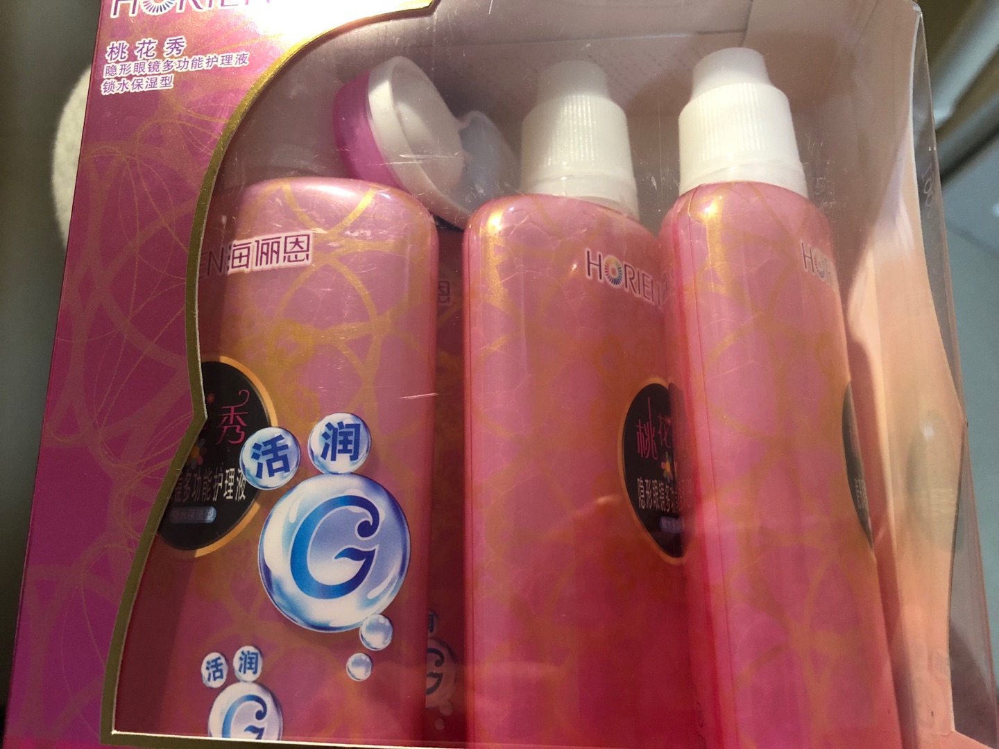 带了两副美瞳片 基本都是16年生产的 还好保质期长 用过再写追评 顺带买了护理液 眼镜盒 一站式购物 很方便 物流也快
