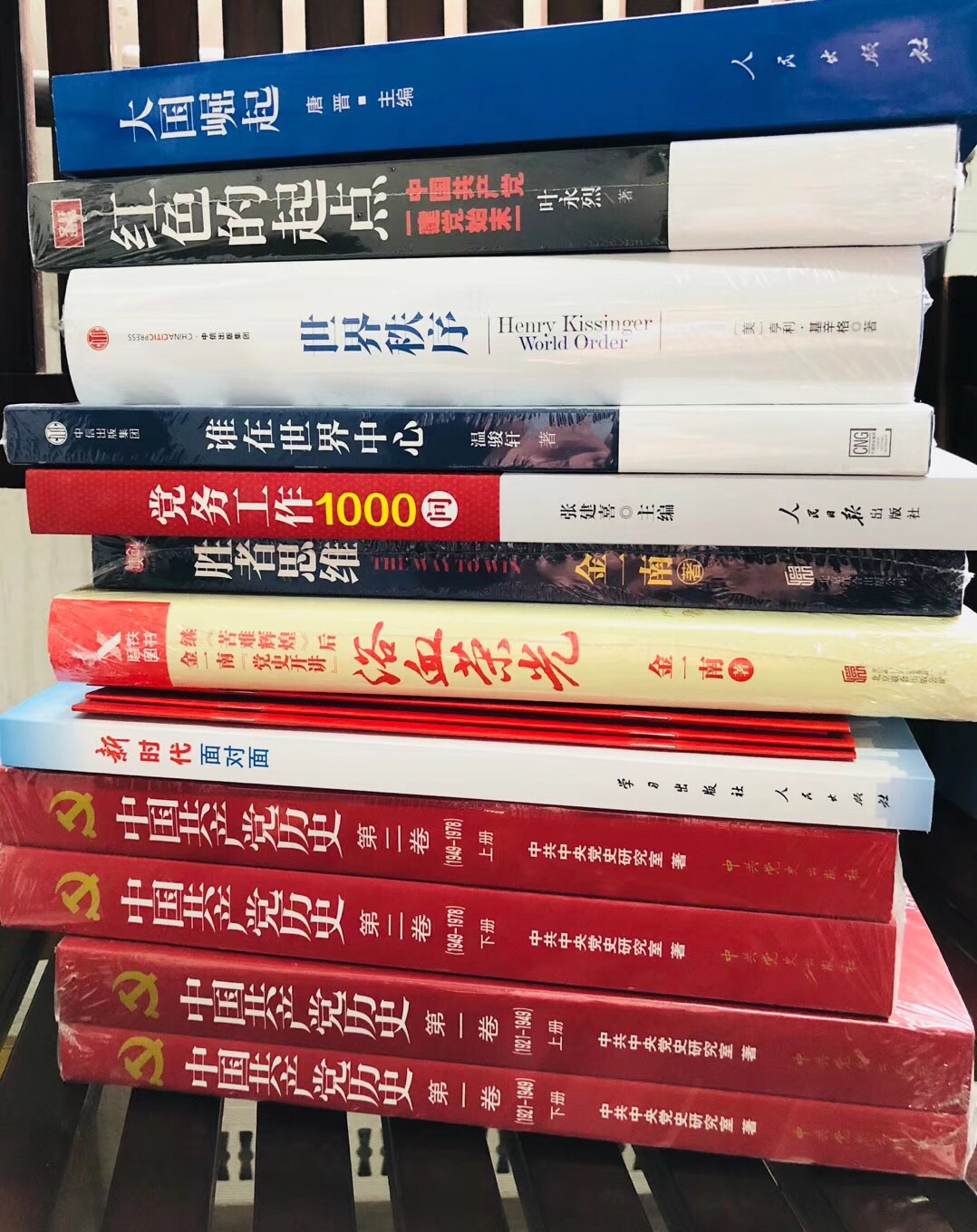 1920年4月,共产国际派代表维金斯基等来华,先后会见了李大钊、陈独秀等人,开始酝酿成立共产党。之后,在全国各地建立了共产主义小组的基础上,于1921年7月下旬,在上海举行了中国共产党第一次全国代表大会。出席大会的代表有:毛泽东、何叔衡、董必武、陈潭秋、王尽美、邓恩铭、李达、李汉俊、张国焘、刘仁静、陈公博、周佛海十二人,还有陈独秀指派的代表包惠僧以及共产国际的代表马林和尼柯尔斯基。大会宣告了中国共产党的成立,制订了我党的第一个纲领。规定了党支的奋斗目标是“建立无产阶级专政”,“消灭资本家私有制”,“达到共产主义”。大会选举了中央领导机构,由陈独秀担任中央局书记。中国共产党的成立,使中国革命的面貌焕然一新。r中国共产党在领导中国各族人民为新民主主义而斗争的过程中,经历了国共合作的北伐战争、土地革命战争、抗日战争和全国解放战争这四个阶段,其间经受了1927年和1934年两次严重失败的痛苦考验。经过长期武装斗争和各年方面、各种形式斗争的密切配合,终于在1949年取得了革命的胜利。