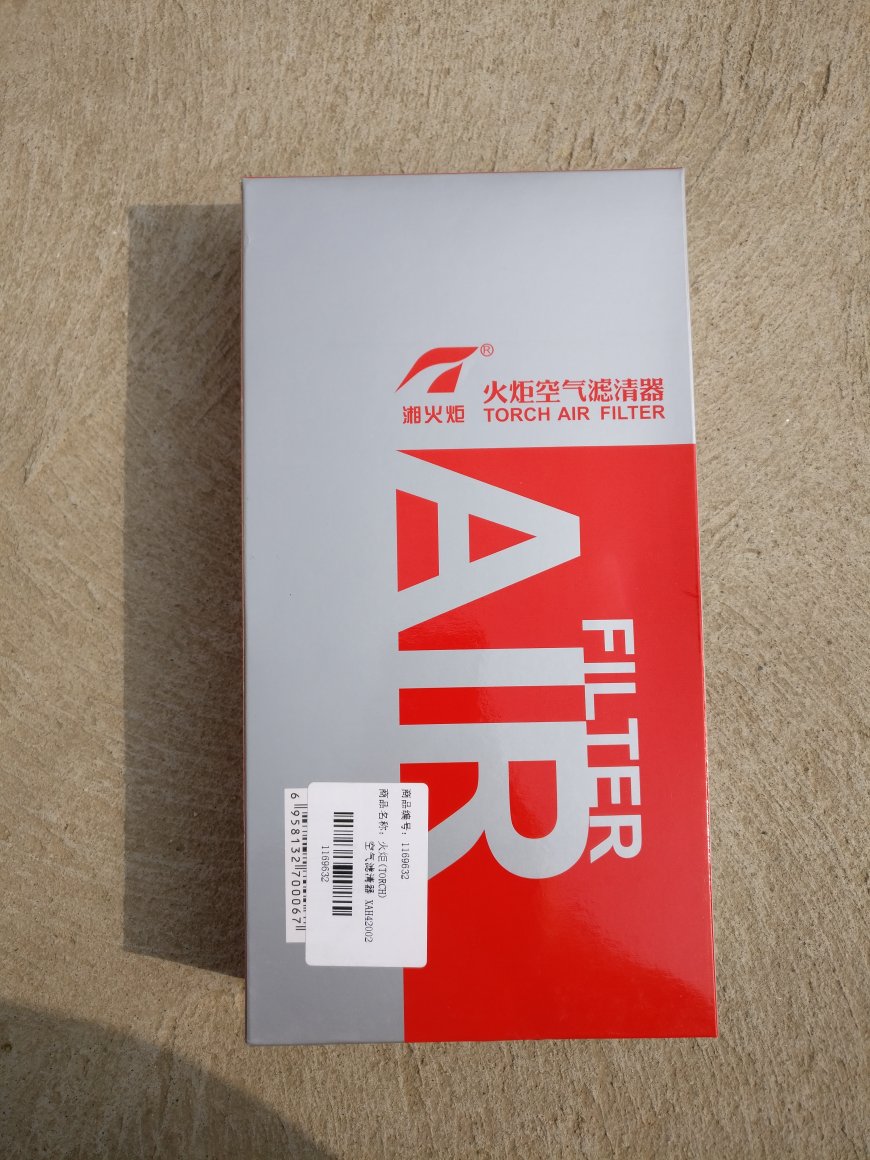 物流还是一如既往的快,滤芯到了以后就装上了,材质目测比原装的滤芯要细腻些,旧滤芯很脏了,大家可以对比一下。