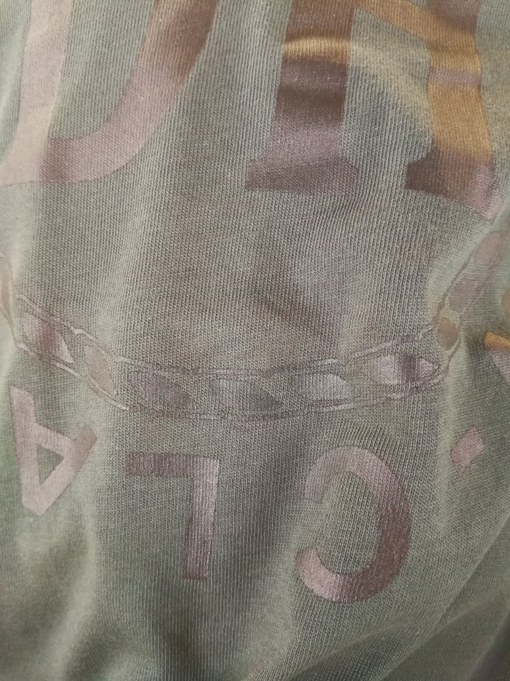 衣服的字母印刷不是很好!容易脱落!看起来很像地摊货