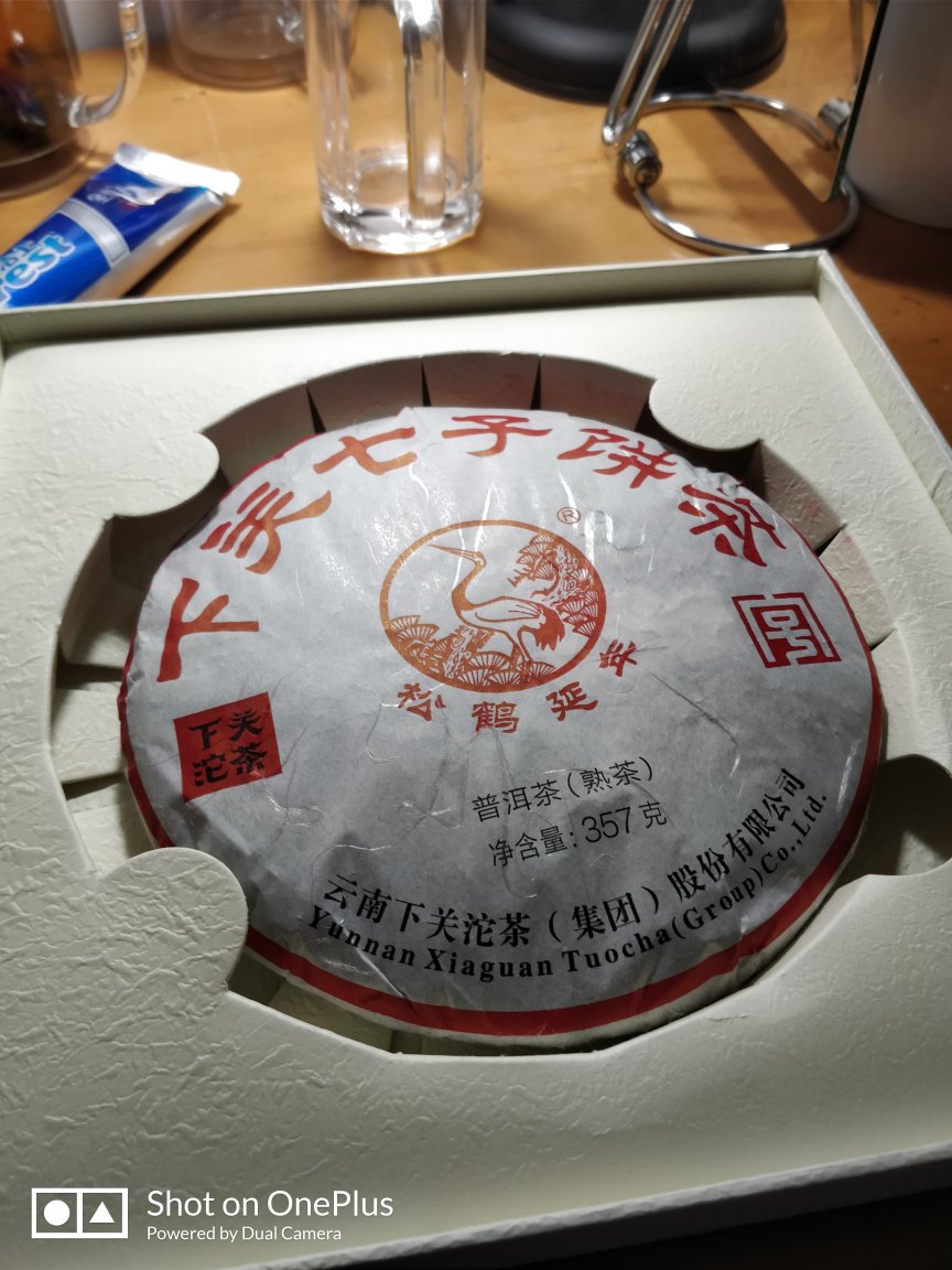 很大一个茶饼,看着很不错,希望能好喝,加上买的矿泉水,泡出来应该会好喝吧!