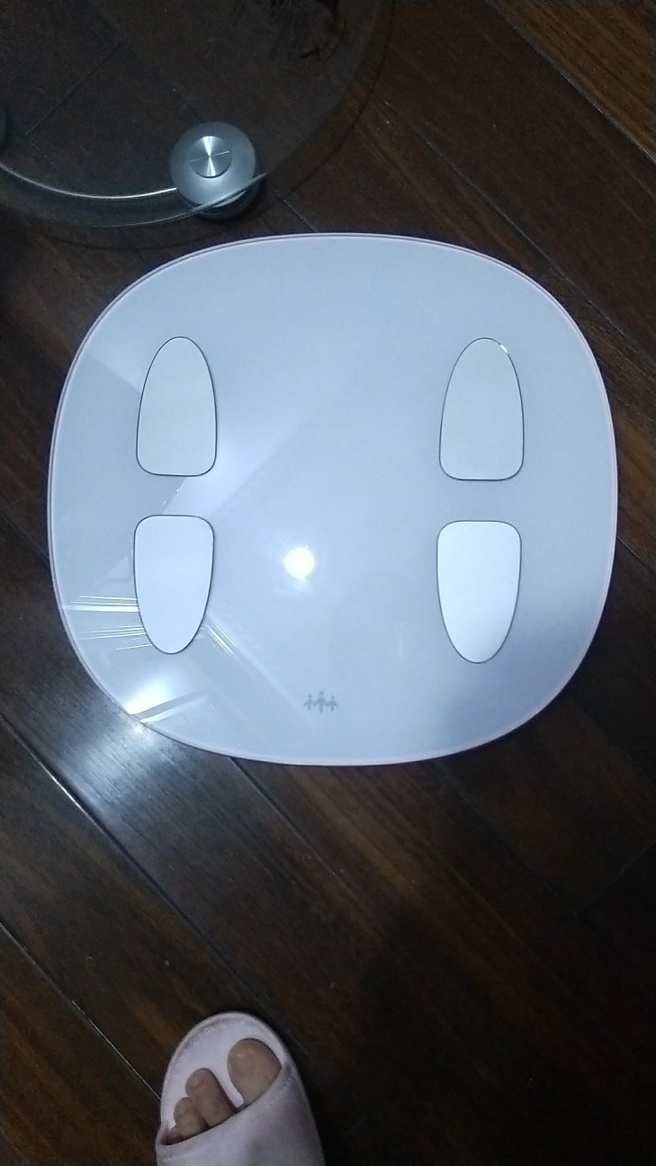 体脂称还可以吧,第一次弄了一天就是不可以链接无线,后来换了一个,马上就可以链接起来了,客服不错哦,还是满意的,物流真心快