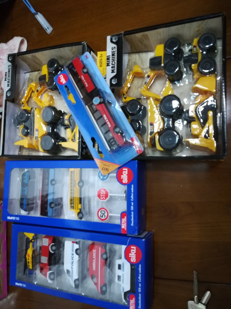 仕高的车品质不错。很精致。小小的模型很多都可以打开。很不错。