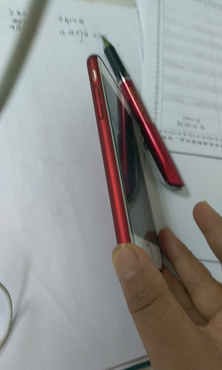 就是喜欢这个颜色,好看。买红色的手机要加价,想想配这个手机壳真的实惠多了,大爱