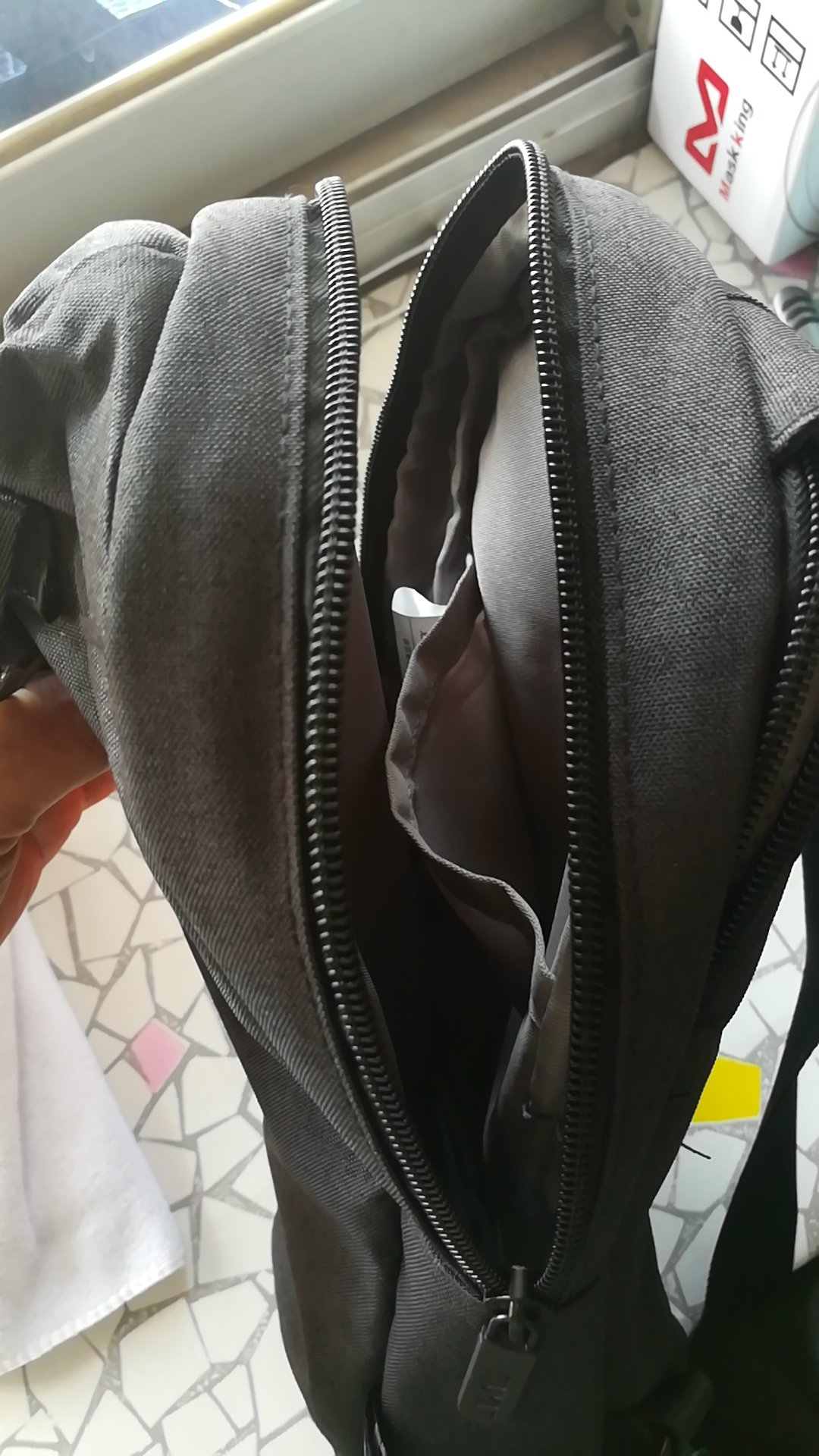 早想买个胸包,出门玩的时候好把手机,充电宝,证件,数据线等重要的乱七八糟的东西放在里面。总体来说包还是不错的,个人觉得,如果包里面的夹层能再有一个带拉链的,用来放钱、证件和卡就更好了。自营就是快。