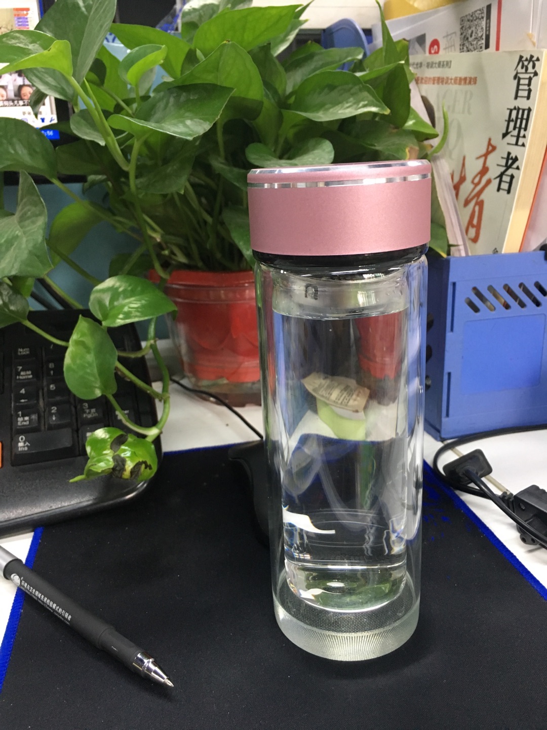 盖子有瑕疵,不知道为什么会出现这样的情况,心里不舒服。我买的又不是残次品!现在的东西真的越来越让人失望了。瓶盖味道特别大。烫了好几次,还是又味道。