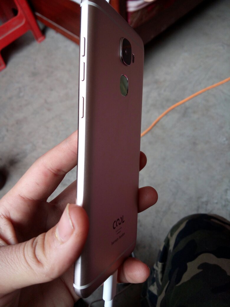 6G运行果然很厉害,流畅到变态,信号改善后也很强,和别的手机不相上下。外观很好,4000毫安电池厚度控制得非常好,手感也很好,总之同价位秒杀其他任何机型!