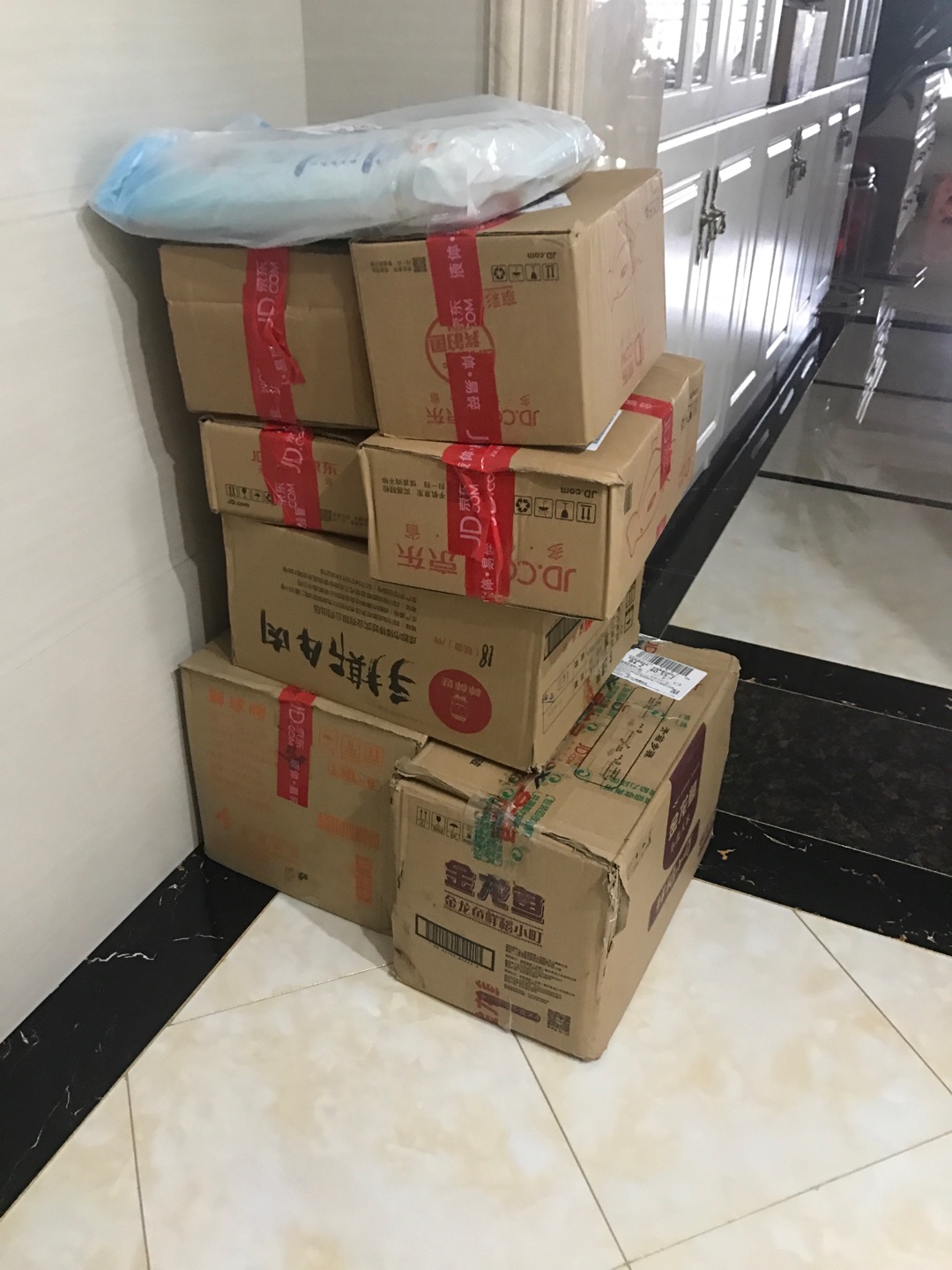 6.18活动买了好多好多好多?????还是一如既往的发货速度送货速度都是一流????????基本上都是昨天买今天送达。的快递小哥服务更加是好的没话说!给快递小哥@的一个赞??????下雨天还体贴我一个女人,硬是送货上门。而且连门口都不要我出去。全部帮我搬进家门。太感谢啦!!!第一次这么认真的写评论全都是因为被快递小哥所感动???