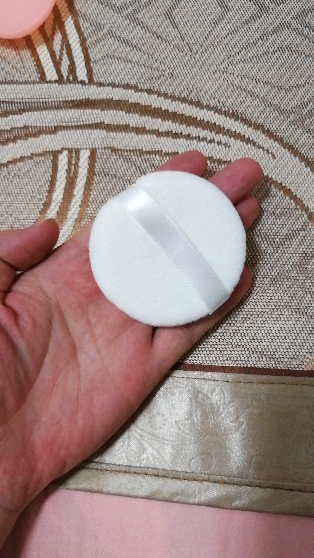 参加满199-100活动买的,柔软舒服,大小有四个手指宽度那么大,拿到才发现没有合适的散粉盒配,这是要再买一个散粉盒的节奏吗
