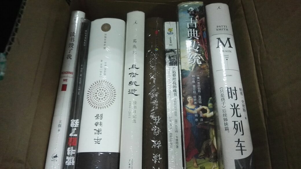 《平家物语》是一部战争题材的历史小说,塑造了许多广被传颂的武士典型。在日本文学史上与《源氏物语》并列为二大物语经典,一文一武,菊花与剑,影响极为深远。