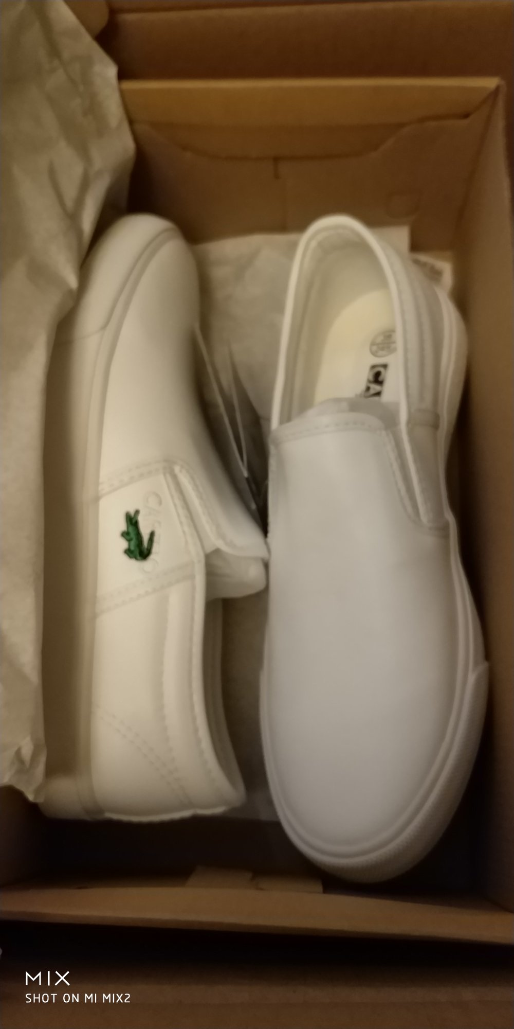 送货很快,快递小哥很热情打电话通知货到。鞋子品质还可以,毕竟不到100块。