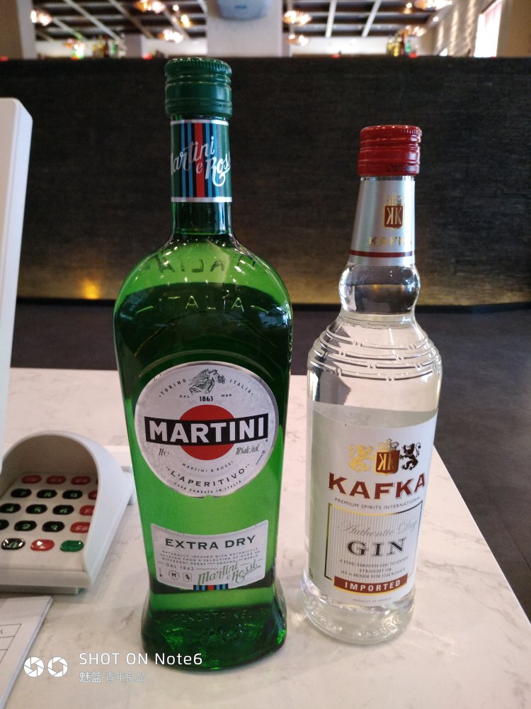 调干马天尼鸡尾酒必备,第一次买,瓶子很大气,味道还没尝,希望不会让我失望。