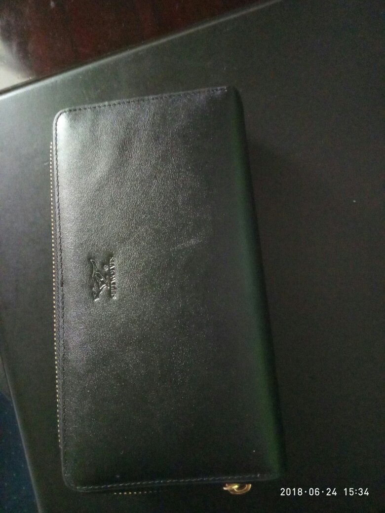 不错的一款手包,手感杠杠的,款式新颖,大气,拉链很顺畅,包内的小拉链差了点,我5.5寸的魅蓝E2手包的手机位不太装不下哦,总体满意。