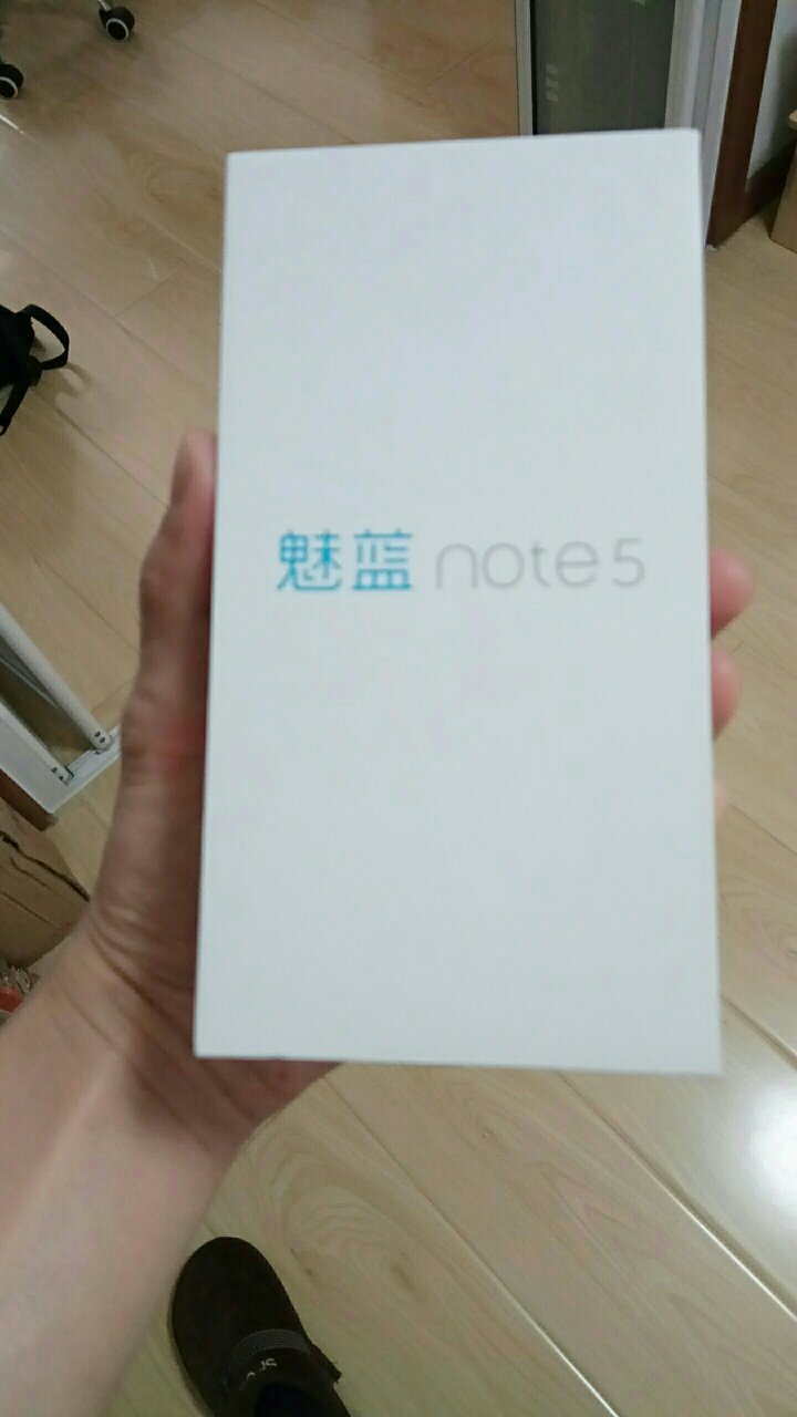 很漂亮的一款手机,运行速度很快,拍照也很清晰,续航不错,给个赞。