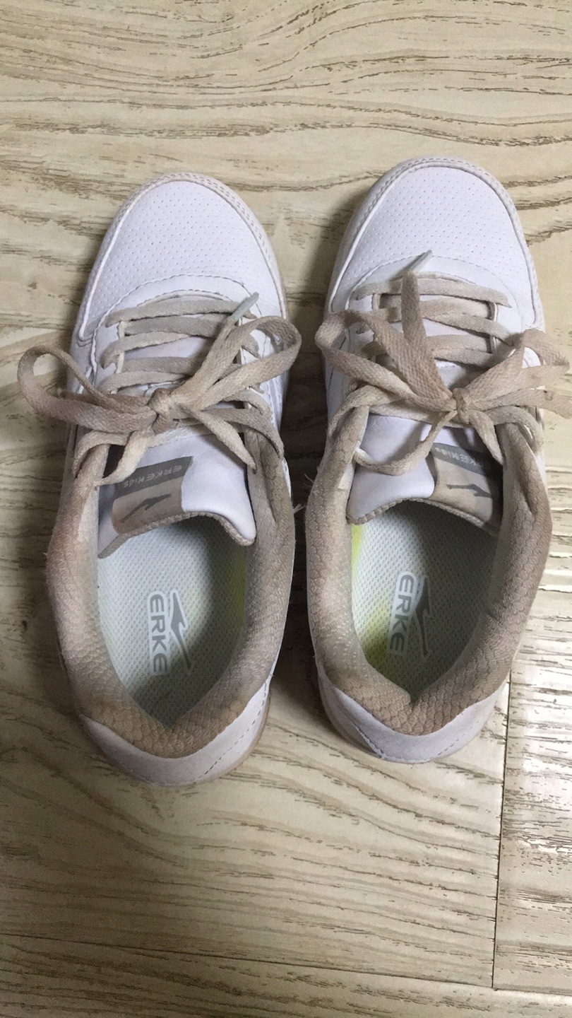 鞋是挺好的,老师运动会要求纯白色,孩子不靠谱,穿成了这样!尴尬……