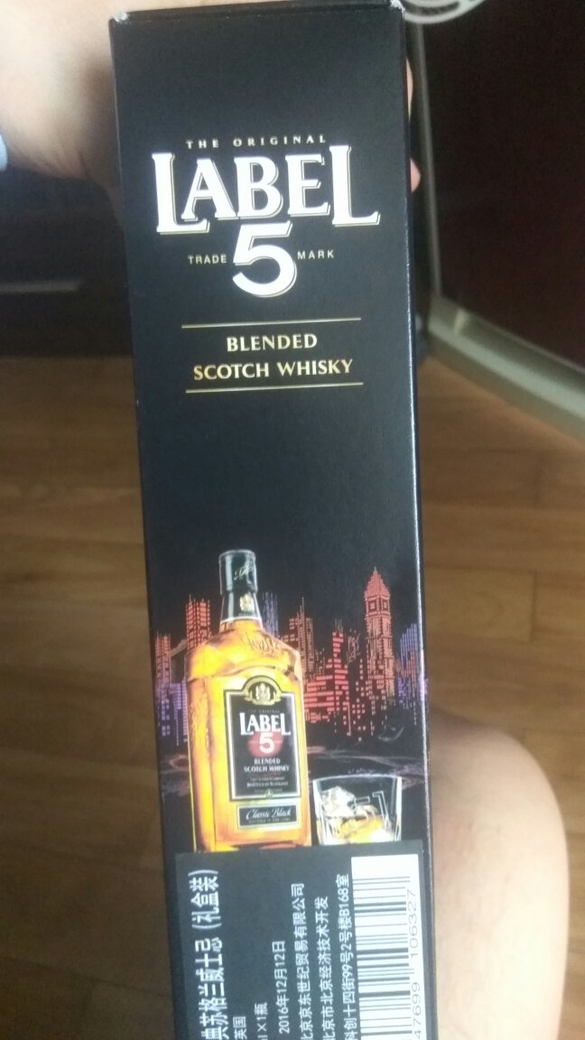 改没喝。外包装还可以,但酒瓶本身以我的知识储备怎么看不像正规货,也可能厂家就这德行?