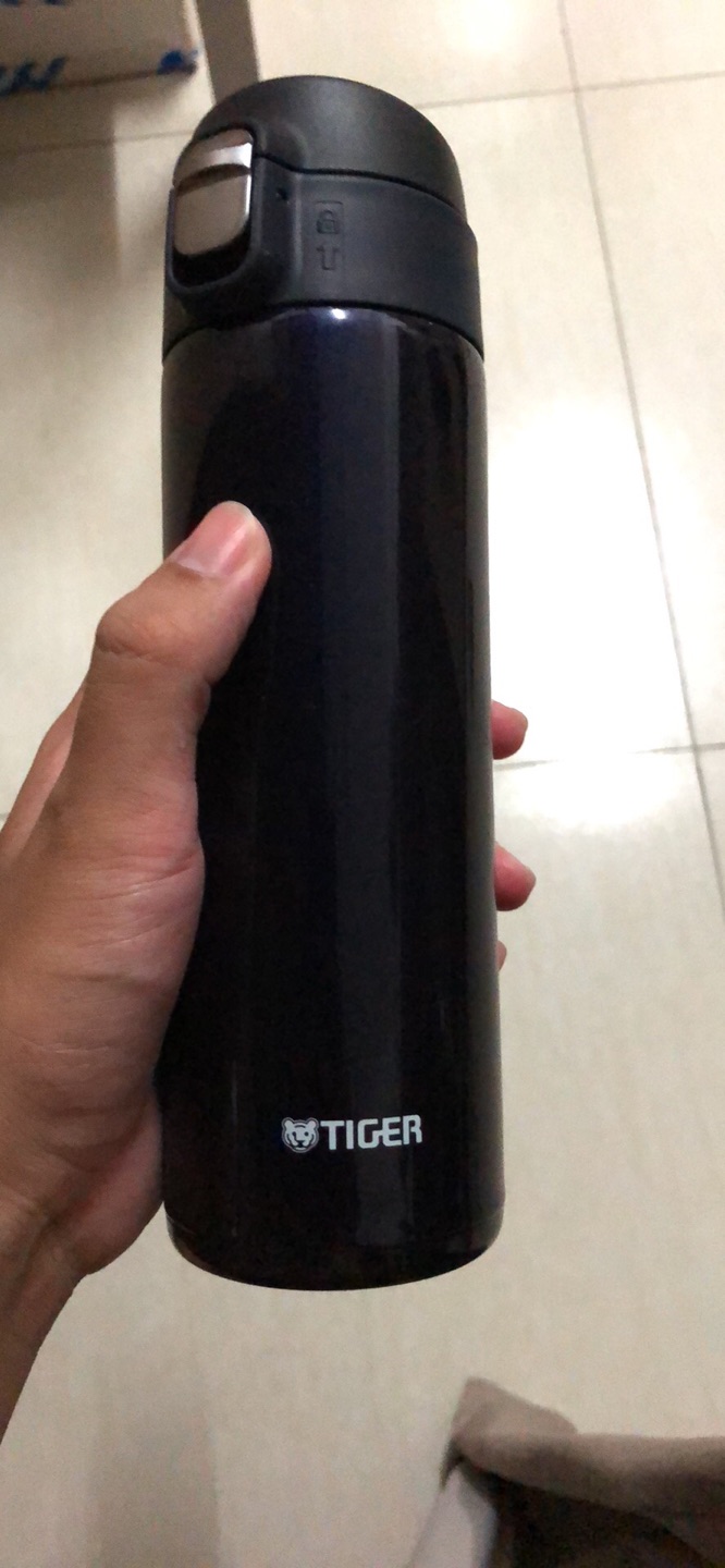 看推荐买的,可以单手打开喝水,装满水的时候保温效果也很好。
