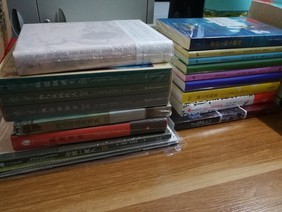 这次买的书有点多,但是又忍不住买买买了~,这本书是别人推荐的,感觉还不错,所以又来买了。书是正版,争取早点儿把书看完。这次满减活动优惠多多,物流也快,一直信赖!