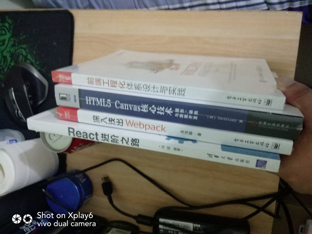 全书塑封膜,快递送过来全泡沫袋包裹,质量真的不错,昨晚活动下单,今天下班前到手快!清华大学出版社徐超的REACT仰慕已久,下一步就开始啃啦。