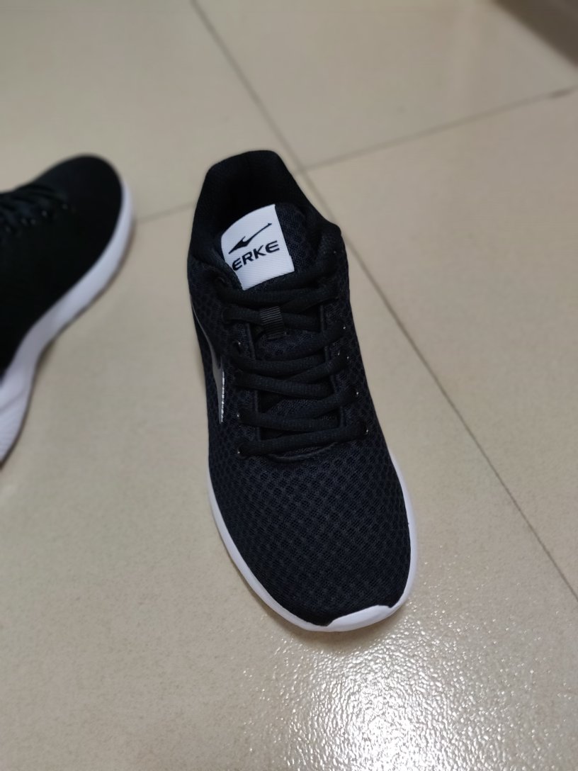 这鞋子穿的舒服,跑步?很轻松,好看?,物流就是棒棒哒