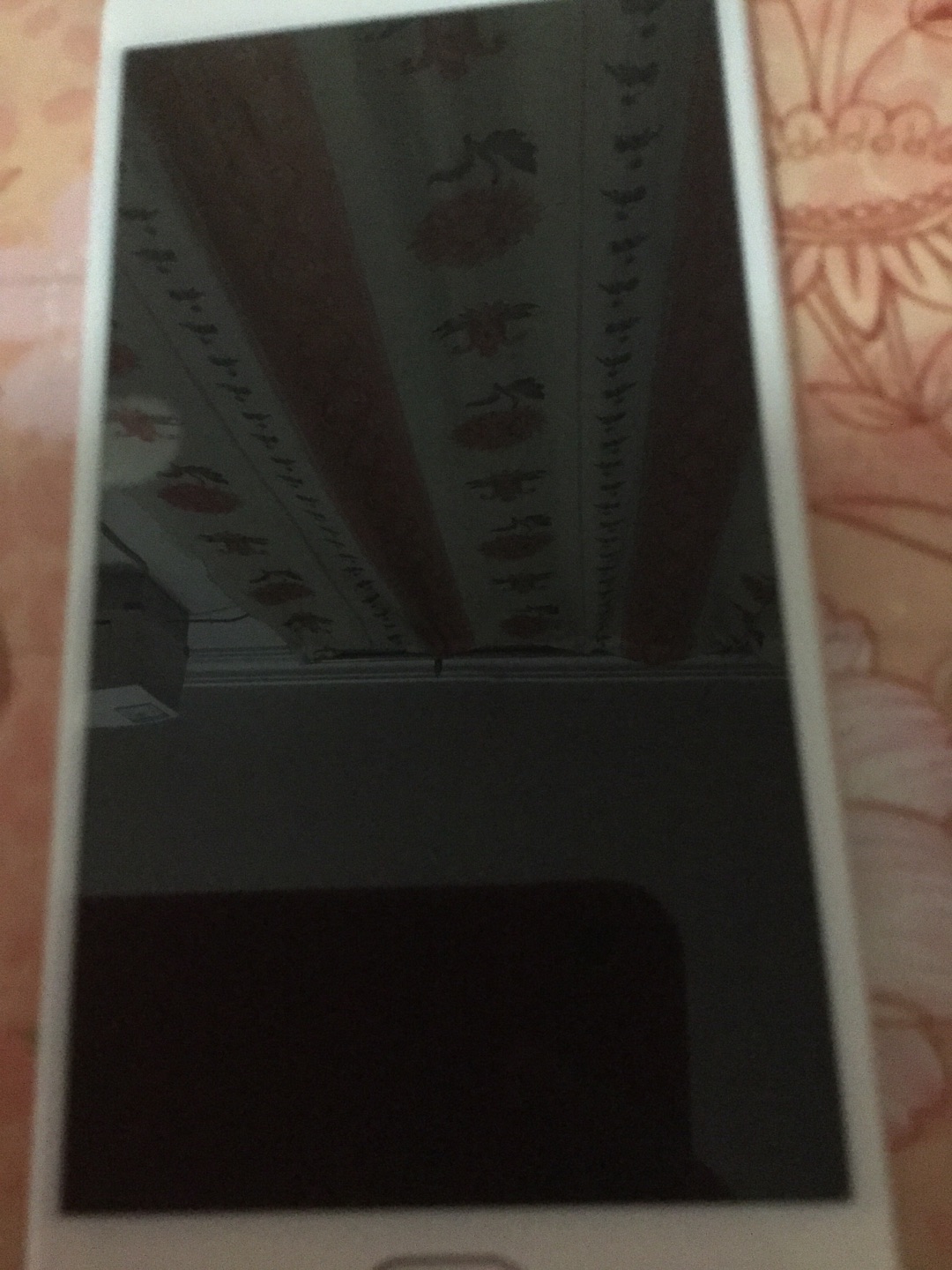 不好,贴上后左上角怎么都有气泡似的,用干布怎么擦都有,擦的手指头都疼,失败的一次网购。