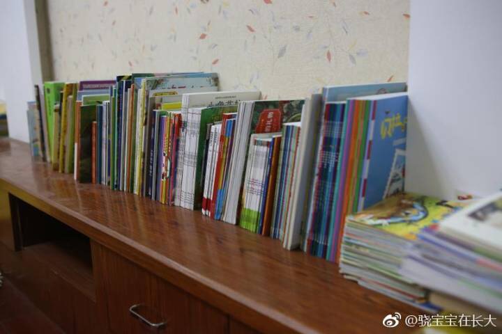 每天晚上的亲子阅读让孩子对绘本产生了强烈的兴趣,不仅增强了亲子关系,而且还学习到了知识,认识了不少简单的字,有趣的绘本给孩子带来了无限的想象力,买书是一个坑,让我越陷越深,在买书物流很快服务很好,每一次都有非常棒的体验!
