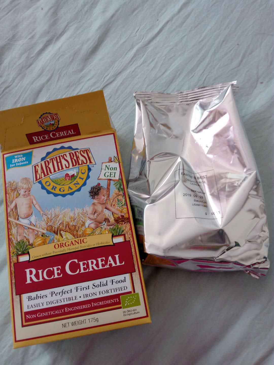 宝宝五个月就想添辅食了,吃果泥很厉害了,还不知道米粉合不合她胃口,估计这个小小一袋能很快就吃完,可以多买两包。可是说赠送勺子并没有送,这个很郁闷