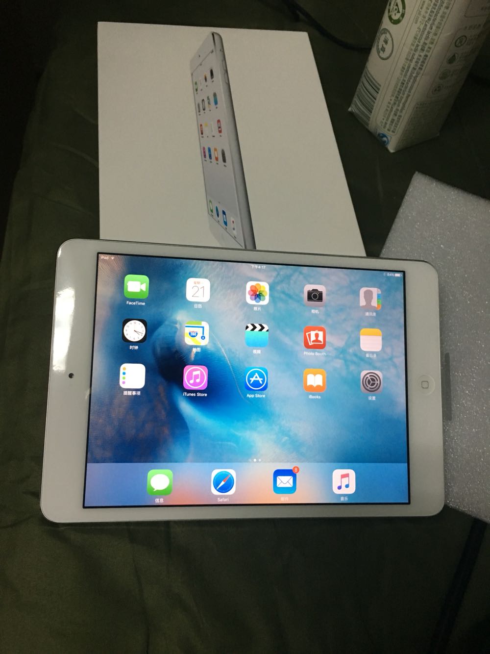 都是一块买的而且都是自营,我对自营商品还是非常满意的、从来没让我失望过,膜的感觉很好,很硬,自己随随便便就搞定啦